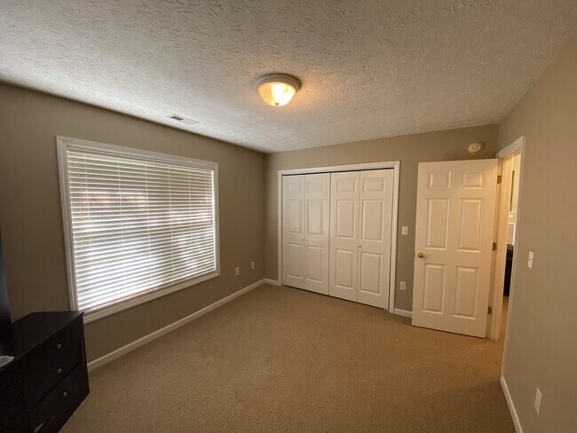 Building Photo - Farina Drive 345