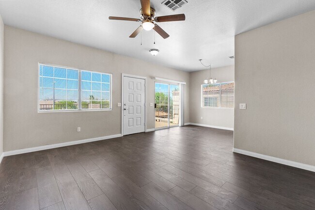 Building Photo - Gorgeous 2 Bedroom Townhome with attached ...