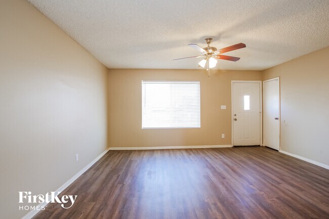 Building Photo - 1512 W Grovers Ave