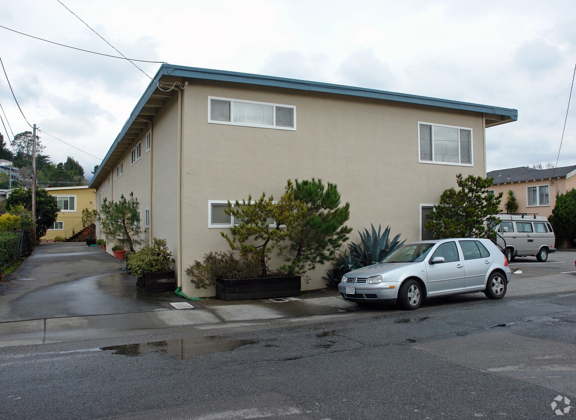 Building Photo - 12-14 Evergreen Ave