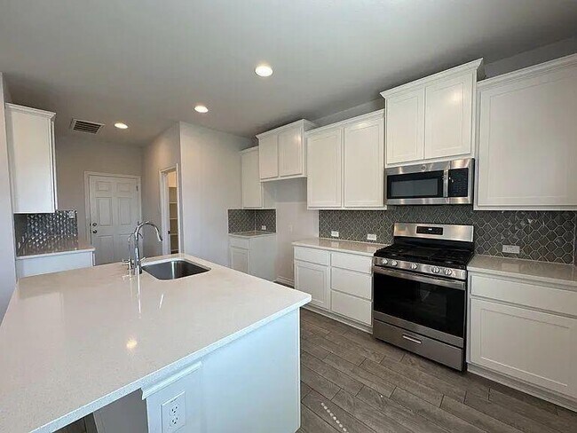 Building Photo - 6504 Leonardo Cove