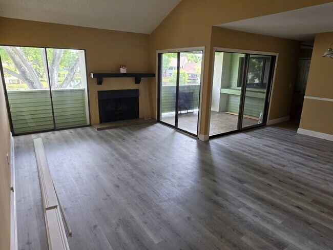 Foto del edificio - 4158 Pinelake Ln