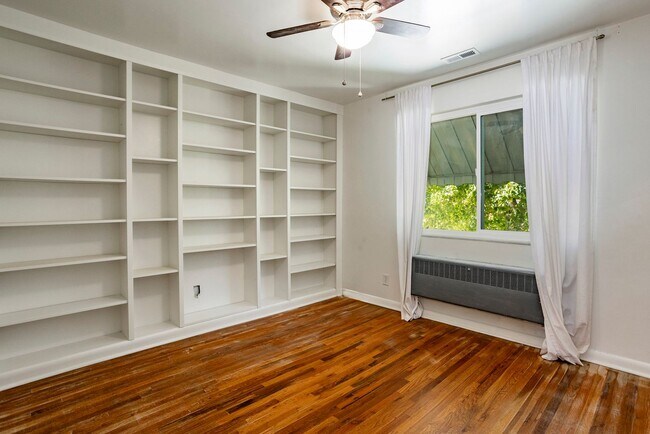 Building Photo - Inviting 2-Bedroom Gem Just Minutes from L...