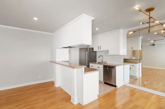 Building Photo - 11639 Chenault St