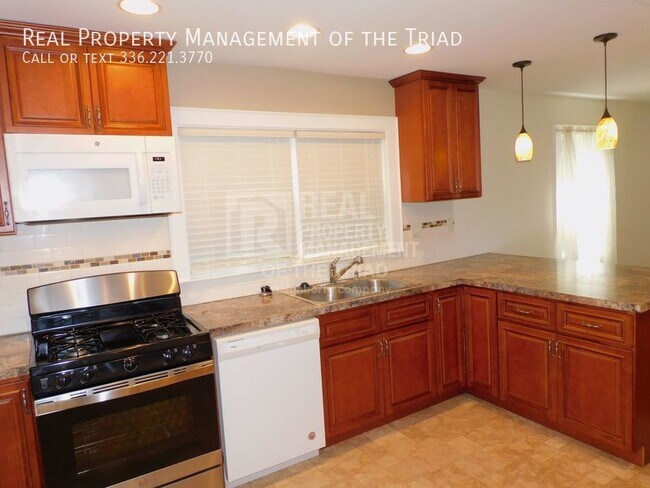Foto del edificio - Cute 2 bedroom bungalow AVAILABLE NOW