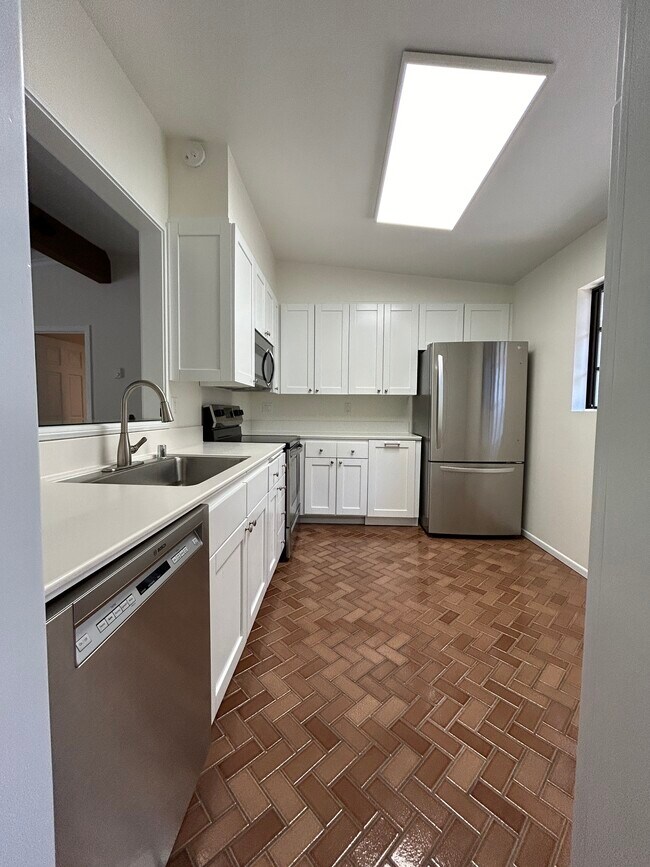 Building Photo - 8860 Villa La Jolla Dr