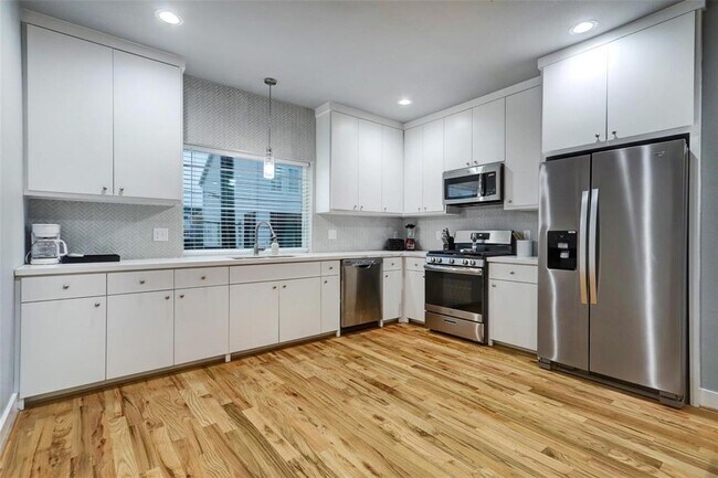 Building Photo - 608 Cage St