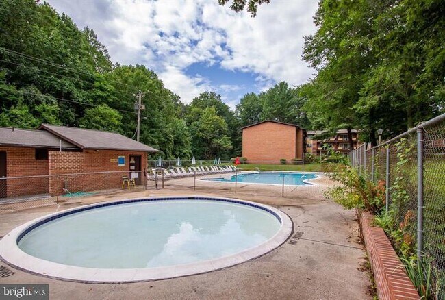 Foto del edificio - 10028 Mosby Woods Dr