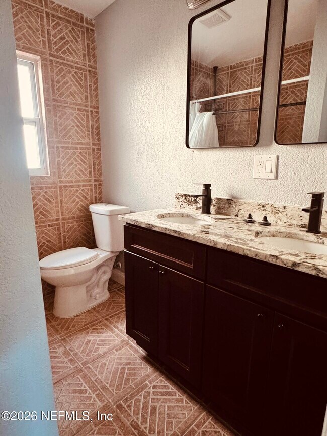 Foto del edificio - 3926 Ruby Dr W