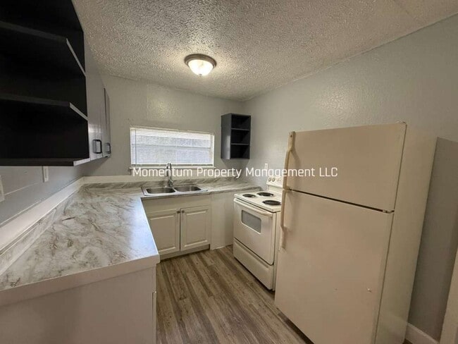 Building Photo - Completely Renovated Adorable 2/1- DONT MISS OUT!!!