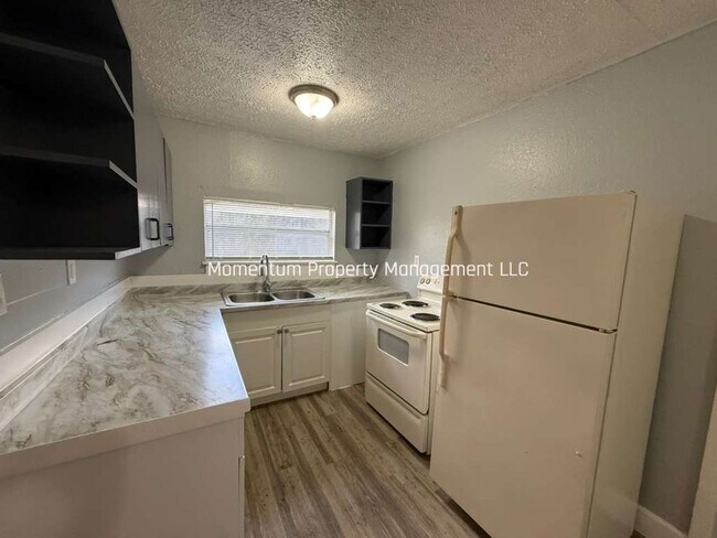 Foto del edificio - Completely Renovated Adorable 2/1- DONT MISS OUT!!!