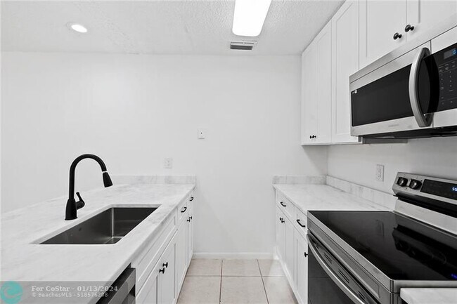 Building Photo - 3917 Cocoplum Cir