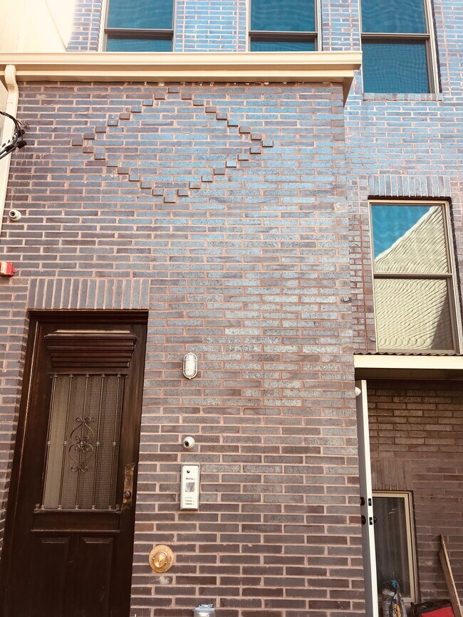 Building Photo - 709 New York Ave