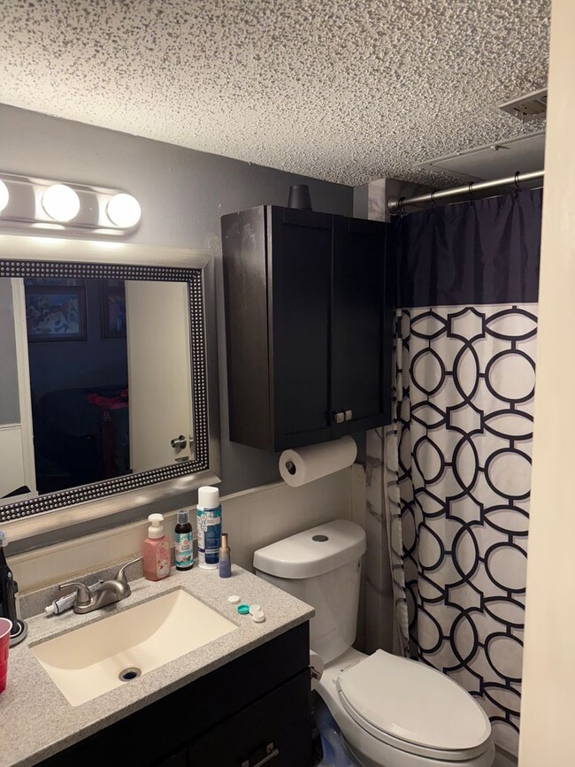 Building Photo - 2 Bed 1 Bath in Arlington! Come and See!