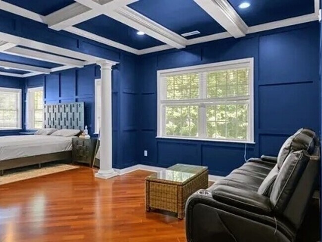 Foto del edificio - 4 Bedroom Single Family Home in Holliston