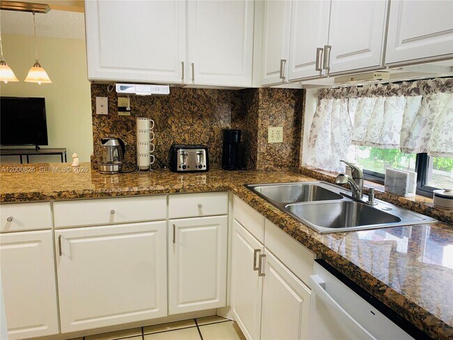 Foto del edificio - 17021 N Bay Rd