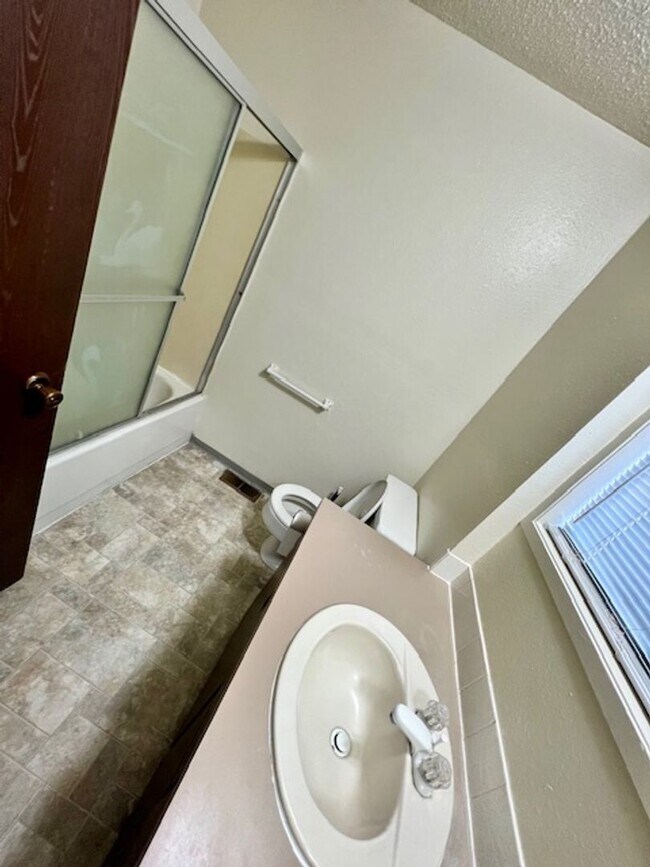 Foto del edificio - Spacious 2 Bed / 1.5 Bath Triplex in Quiet Clarkston Neighborhood – Pet Friendly!