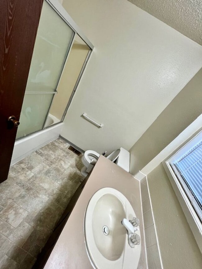 Building Photo - Spacious 2 Bed / 1.5 Bath Triplex in Quiet Clarkston Neighborhood