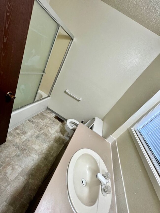 Building Photo - Spacious 2 Bedroom, 1.5 Bath Triplex in Cl...
