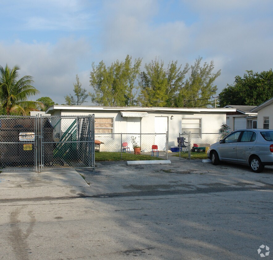 Foto del edificio - 1331-1361 SW 44th Ter