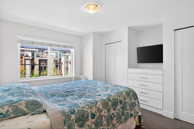 Building Photo - Beautiful 2 Bed + Den 3 Bath Townhouse for Rent in Willoughby Heights!