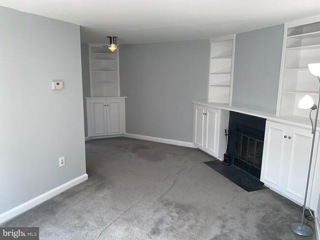 Building Photo - 3821 Davis Pl NW