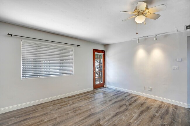 Puerta principal - 1426 15th St