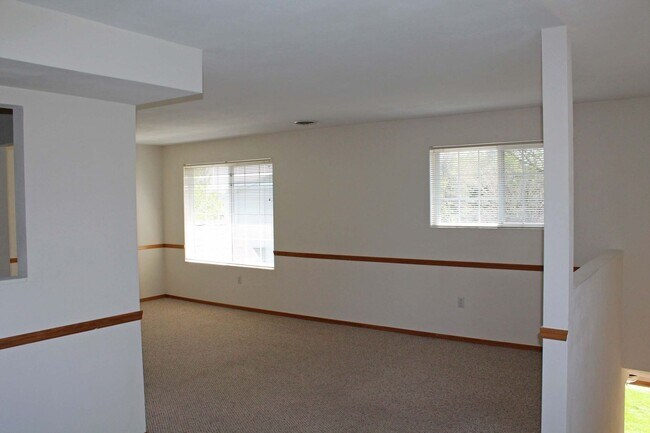 Foto del edificio - Charming Apartment with Private Entrance, Garage, In-Unit Laundry & Bonus Basement Space