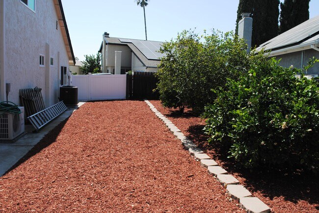 Patio lateral - 5475 Mantua Ct