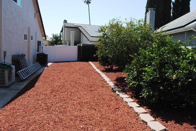 Side yard - 5475 Mantua Ct