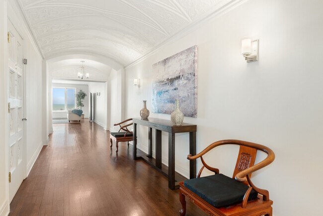 Building Photo - 2130 N Lincoln Park W