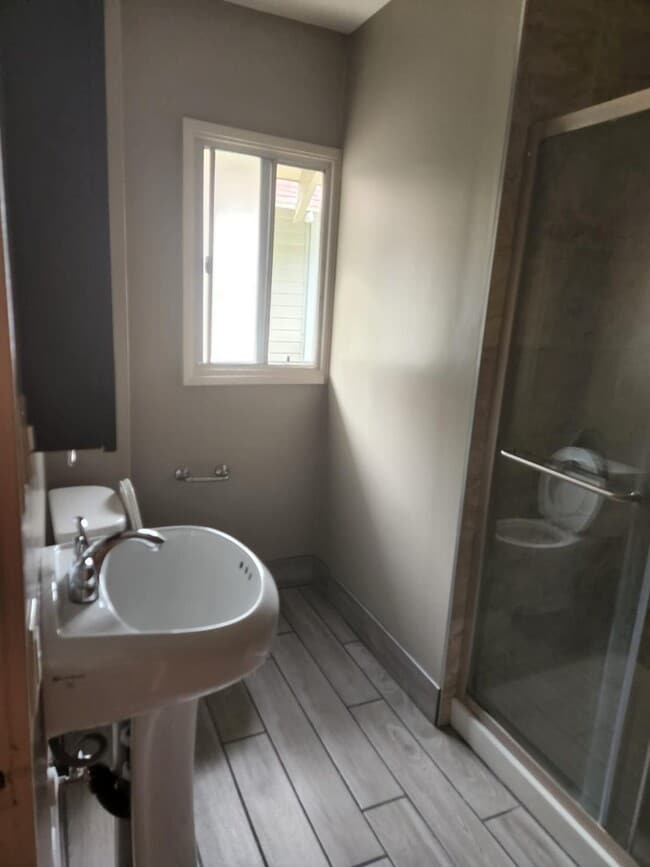 baño - 1200 W 36th St