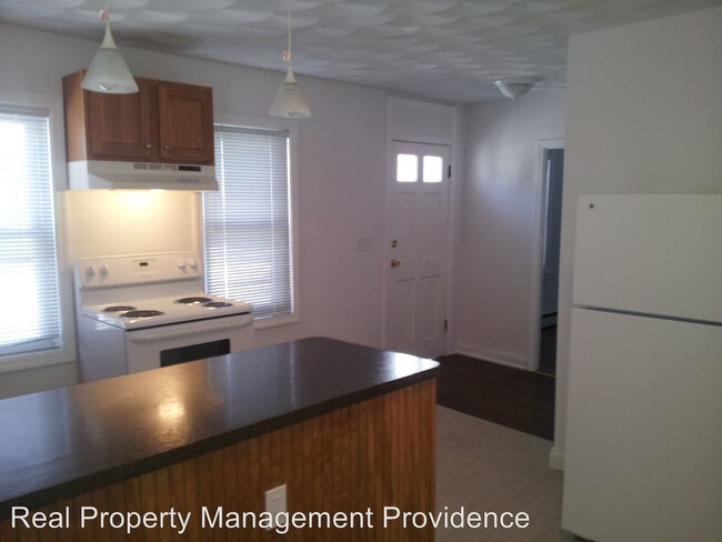 Building Photo - 2 br, 1 bath Apartment - 47 Pine St.