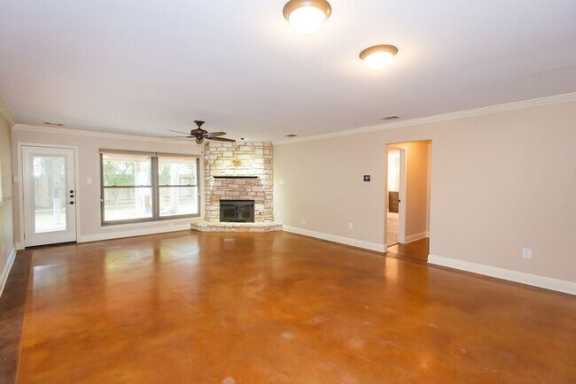 Building Photo - Excellent Finish Out - Palmer/Mopac Area -...