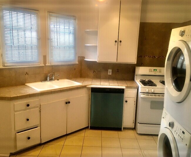 Kitchen - 628 Hauser Blvd