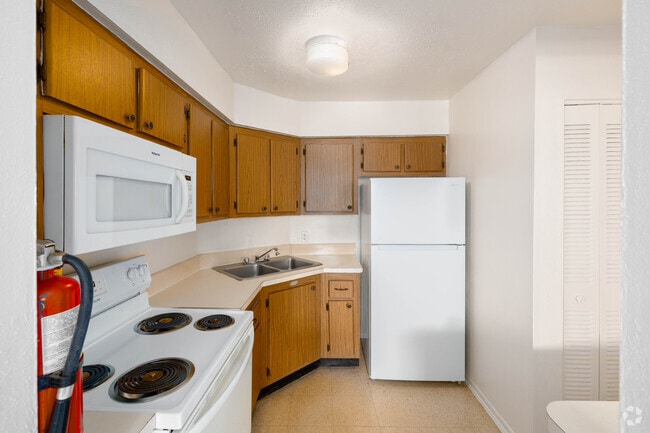 2BR, 1BA - 907SF - Kitchen - Sunterra Apartments