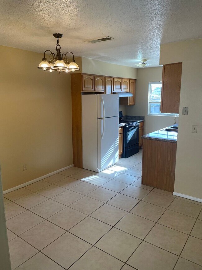 Foto del edificio - 2 bedroom 2 bath - walk in closet - master - dining area in kitchen