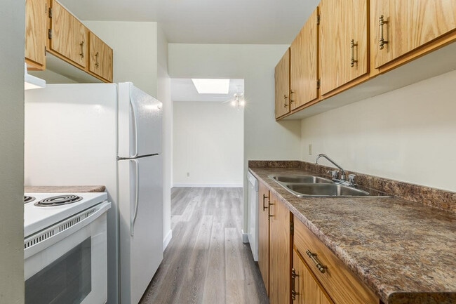 Building Photo - Huntington Townhomes