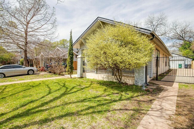 Foto del edificio - Well Maintained 3 Bed, 2 Bath in Establish...