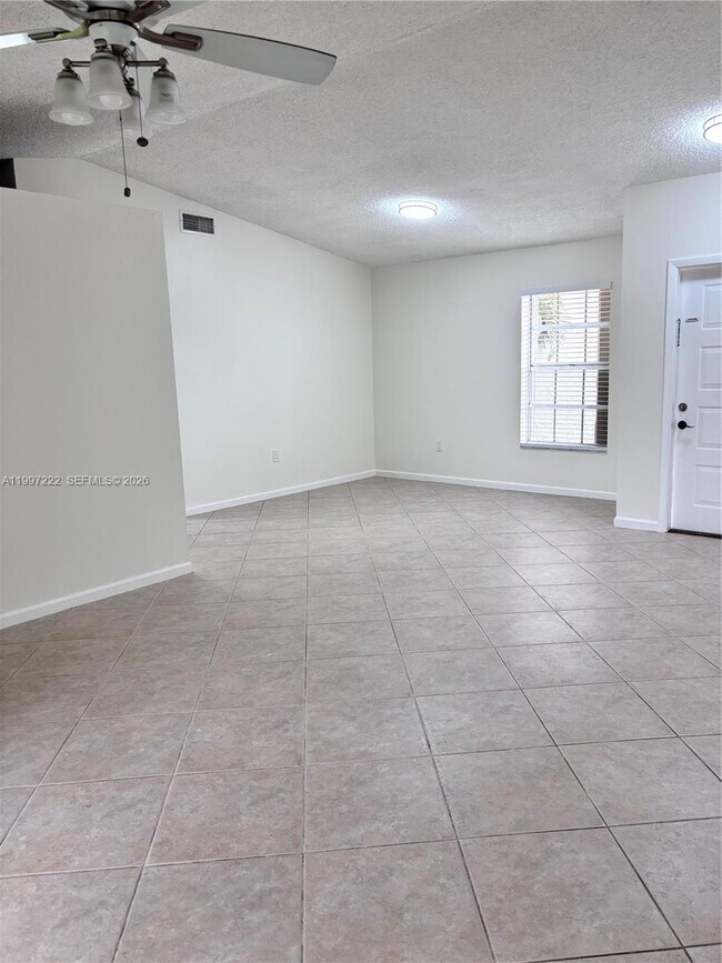 Building Photo - 821 W Beckley Square