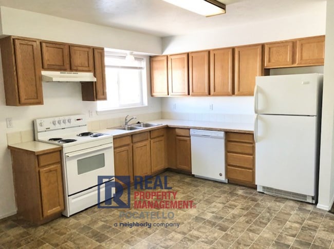 Building Photo - 1120 E Poplar St