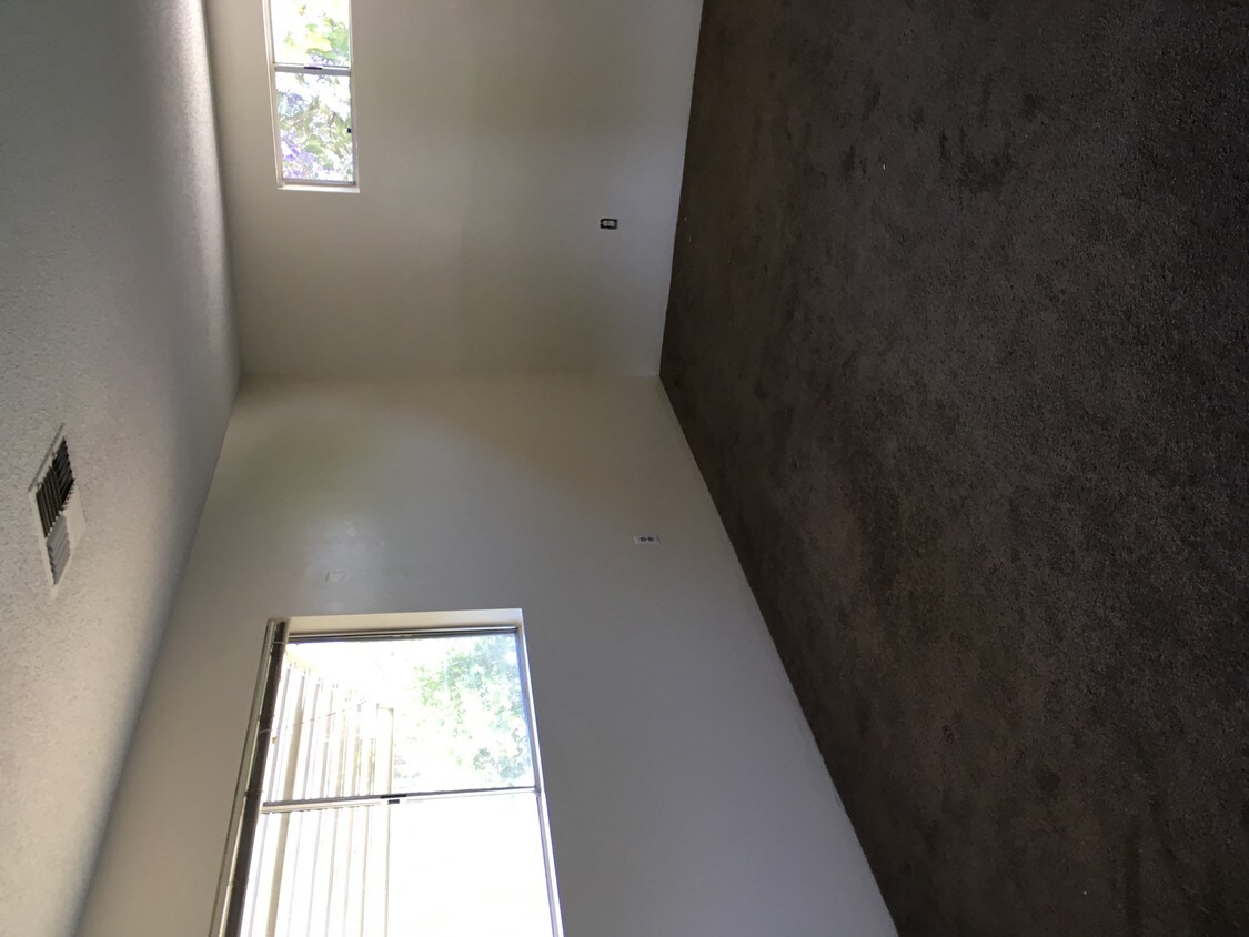 Primary Photo - 240 N Shaffer St