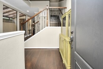 Building Photo - 1112 Bering Dr