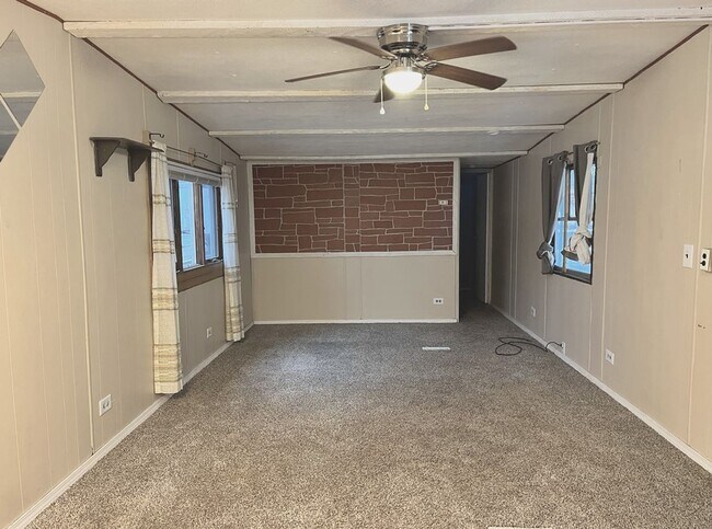 Foto del edificio - 1360 E Commercial St