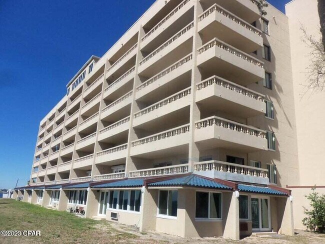 Foto del edificio - 100 Cherry St