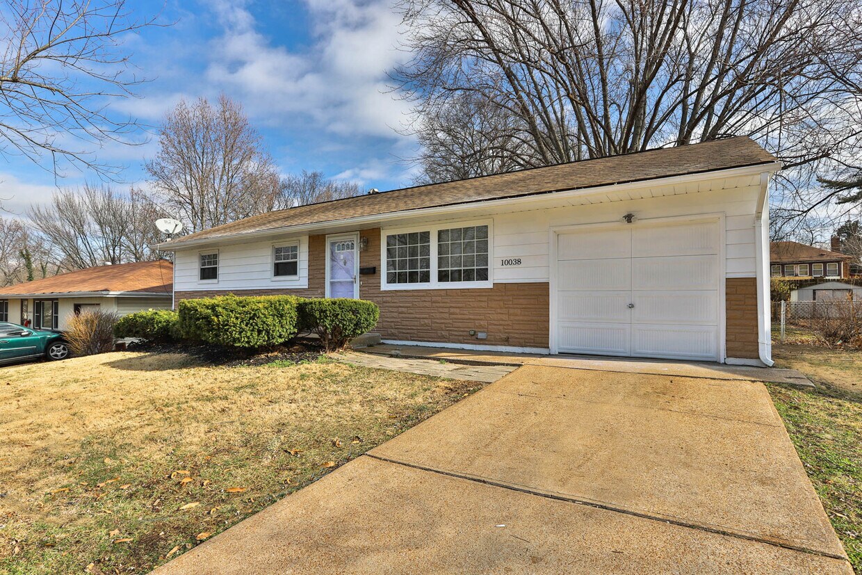 Primary Photo - 10038 Lilac Ave