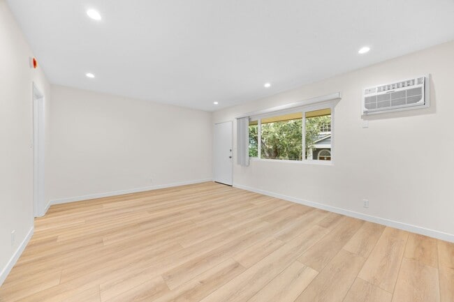 Building Photo - 4345 Ventura Canyon Ave