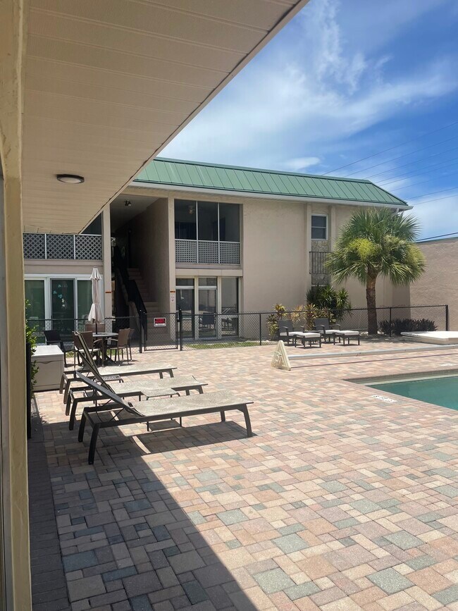 Building Photo - 3907 Del Prado Blvd S