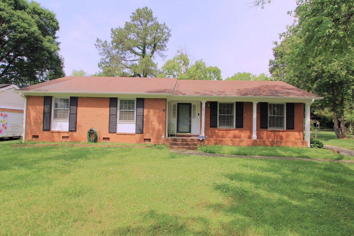 Primary Photo - 3 Bedroom Brick Ranch in Idlewild Farms
