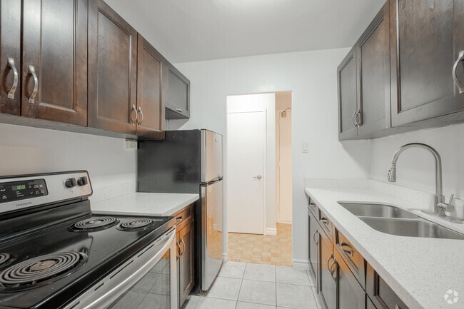 1BR, 1BA - 650SF - Kitchen - Serena Court